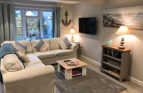New Forest District Apartment | The Hut- Private 1 Bed Guesthouse in Lymington Town Centre, garden & parking