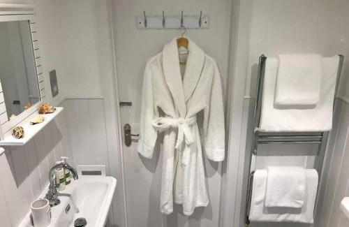 New Forest District Apartment | The Hut- Private 1 Bed Guesthouse in Lymington Town Centre, garden & parking