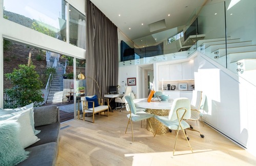 Hollywood Hills Villa | The Iconic Hollywood Sign Architectural Residence