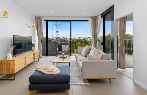 Alexandria Apartment | The Iconic - Near CBD & Airport, Parking & Study