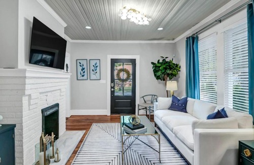 Earlewood House | The Indigo 2BR with Hot Tub