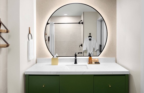 Oakhurst Hotel | The Inelle, Oakhurst Yosemite, a Tribute Portfolio Hotel