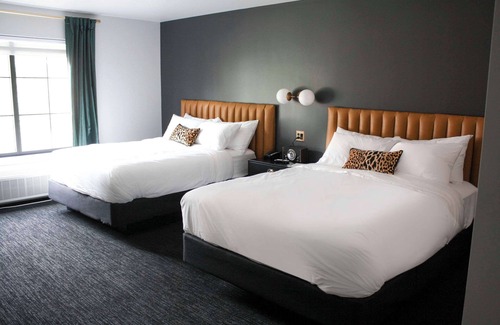 Arnolds Park Hotel | The Inn Hotel Lake Okoboji, an Ascend Collection Hotel