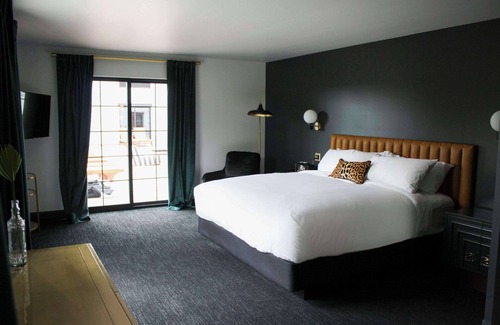Arnolds Park Hotel | The Inn Hotel Lake Okoboji, an Ascend Collection Hotel