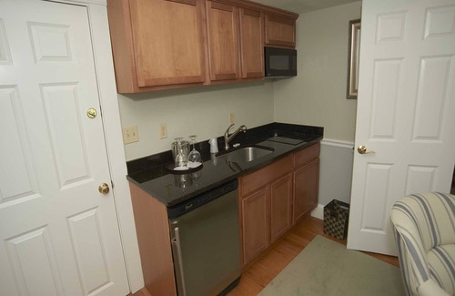 Top of the Hill Bed & Breakfast | The Inns On Bellevue