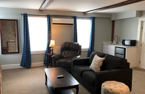Top of the Hill Bed & Breakfast | The Inns On Bellevue