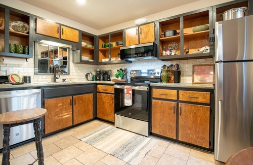 Oxford House | The Ira, 2 miles from the Square and Campus!