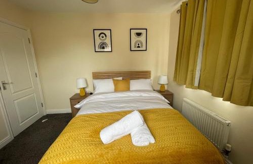 Peterborough House | The Iris house is close to city centre and is ideal for tourists, visiting family members or work related activities including contractors