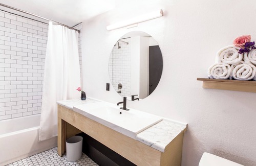 Berry Hill Hotel | The Iris Motel - King Room