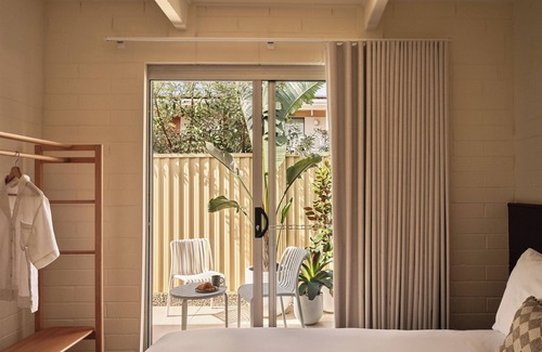 Batehaven Hotel | The Isla & Casita Motel