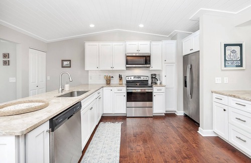 Saint Simons Heights House | The Island Pearl! Perfect Private Escape with Private Pool, Newly Renovated, Great Outdoor Spaces!