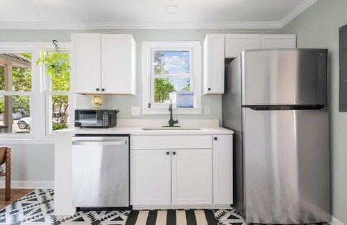 Riverland Terrace House | The Islander | 2BR Riverland Terrace, Beach & DT