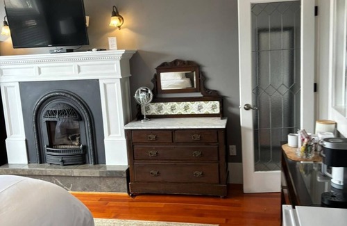 Grandview-Woodland House | The Ivy On Parker Guest House
