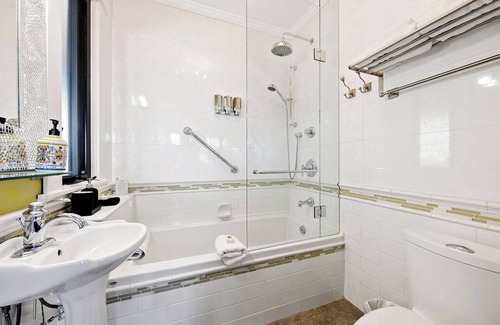 Grandview-Woodland House | The Ivy On Parker Guest House