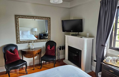 Grandview-Woodland House | The Ivy On Parker Guest House
