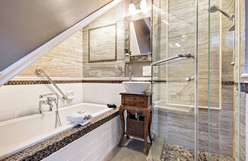 Grandview-Woodland House | The Ivy On Parker Guest House