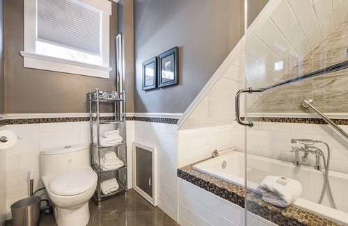 Grandview-Woodland House | The Ivy On Parker Guest House