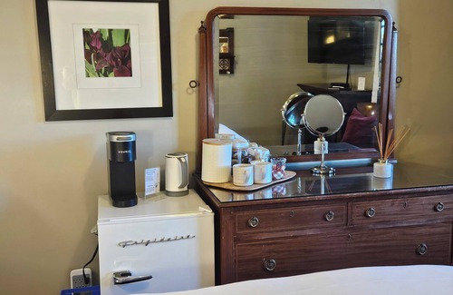 Grandview-Woodland House | The Ivy On Parker Guest House