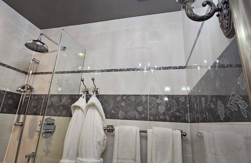 Grandview-Woodland House | The Ivy On Parker Guest House