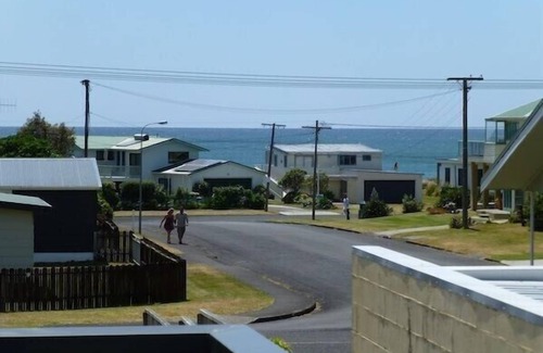Waihi Beach Cottage | The Jandal - Waihi Beach Holiday Home