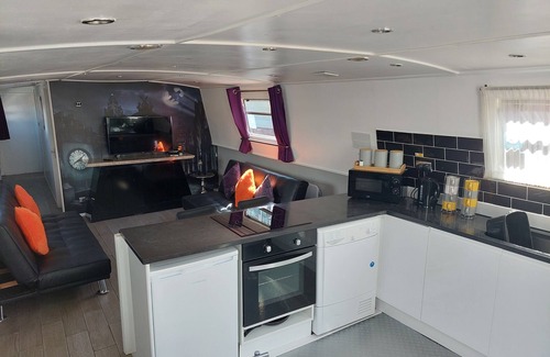 Liverpool Boat Rental | The Joker Boat Liverpool Central to all Liverpool Attractions