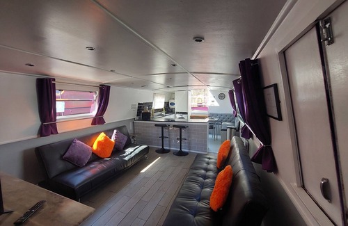 Liverpool Boat Rental | The Joker Boat Liverpool Central to all Liverpool Attractions