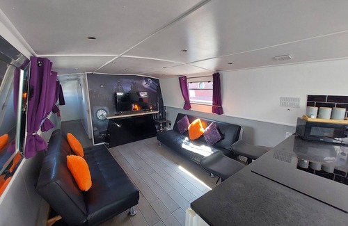 Liverpool Boat Rental | The Joker Boat Liverpool Central to all Liverpool Attractions