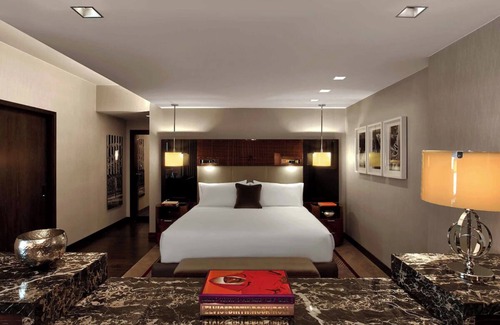 Downtown Dallas Hotel | The Joule Dallas – Premier King Room with City Views and Soaking Tub