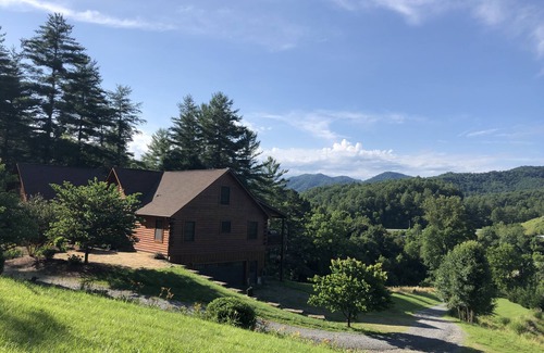 Mars Hill Cabin | The Journey's End, Beautiful Mountain Views, 20 Min to Asheville