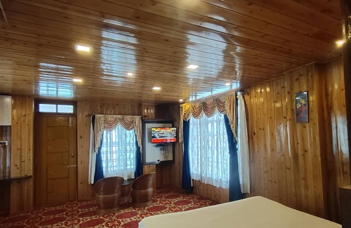 Kurseong Hotel | The Kaizer Valley Hotel