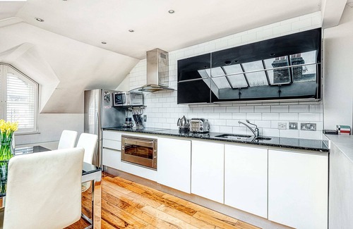 Frognal and Fitzjohns Apartment | The King of Spades - Out of Office Lifestyle