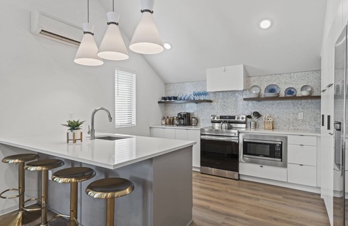 Shawnee Apartment | The Kingdom - Walkable + Dog Park+Outdoor Space