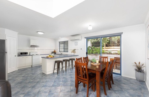 Waterhouse House | The Kingfisher - Family friendly, centrally located near Robes main street.