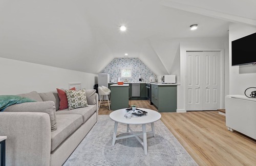 Southern Pines Apartment | The Knollwood Inn located less than .5 miles from Pine Needles Golf Course!