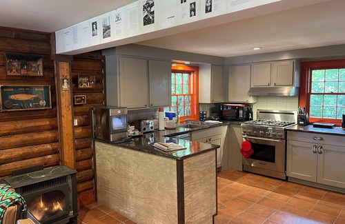 Anderson Valley House | The Knotty Oak - 3 Houses/Sleeps 26 in Philo - Weddings/Retreats/Families