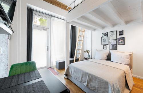 Schoeneberg Apartment | The Koburger I - central budget studio with extra high bed, Ideal for families & kids or couples