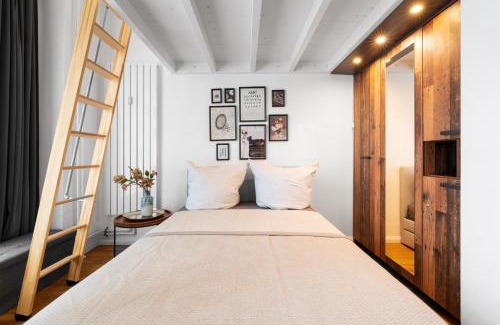 Schoeneberg Apartment | The Koburger I - central budget studio with extra high bed, Ideal for families & kids or couples