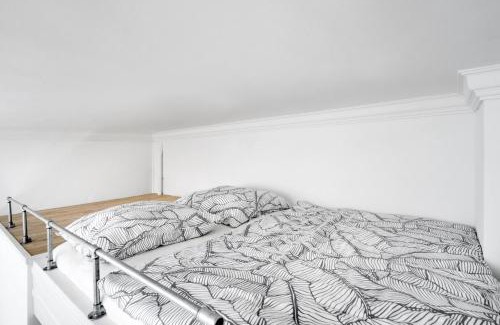 Schoeneberg Apartment | The Koburger II - central budget studio with extra high bed, Ideal for families & kids or couples
