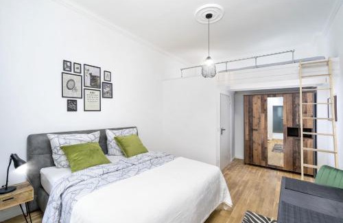 Schoeneberg Apartment | The Koburger II - central budget studio with extra high bed, Ideal for families & kids or couples
