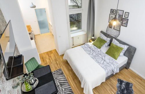 Schoeneberg Apartment | The Koburger II - central budget studio with extra high bed, Ideal for families & kids or couples