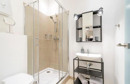 Schoeneberg Apartment | The Koburger II - central budget studio with extra high bed, Ideal for families & kids or couples