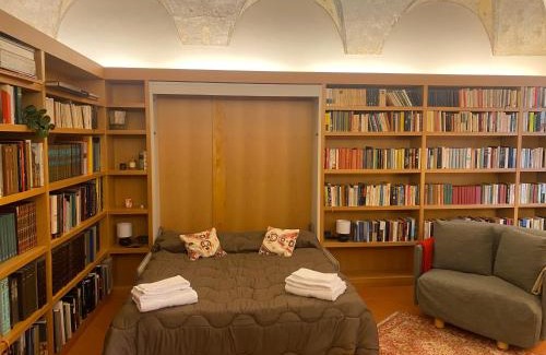 Citta Alta Apartment | The L i b r a r y