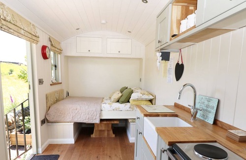 Upper Hulme Cottage | THE LABURNUM RETREAT, with hot tub in Upper Hulme