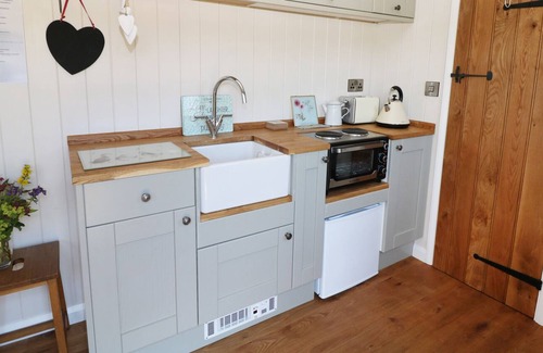 Upper Hulme Cottage | THE LABURNUM RETREAT, with hot tub in Upper Hulme