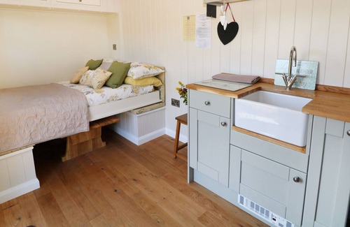 Upper Hulme Cottage | THE LABURNUM RETREAT, with hot tub in Upper Hulme