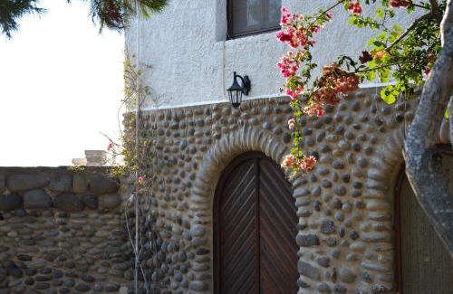 Milos Villa | The Lady of Flakopi