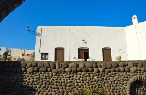 Milos Villa | The Lady of Flakopi