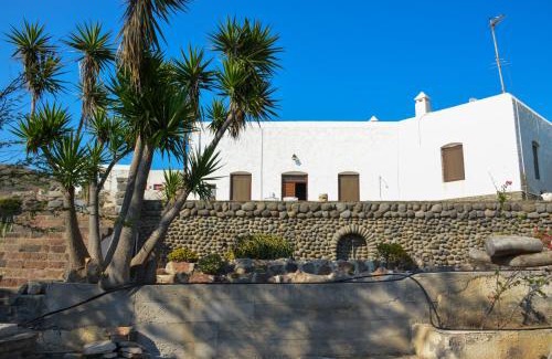 Milos Villa | The Lady of Flakopi