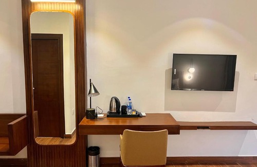 Bhimtal Hotel | The Lake Hill - Ridge