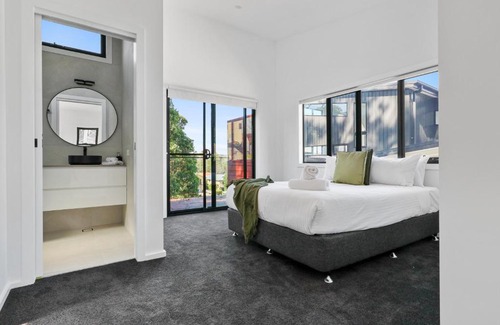 Merimbula House | The Lake House & Apartment